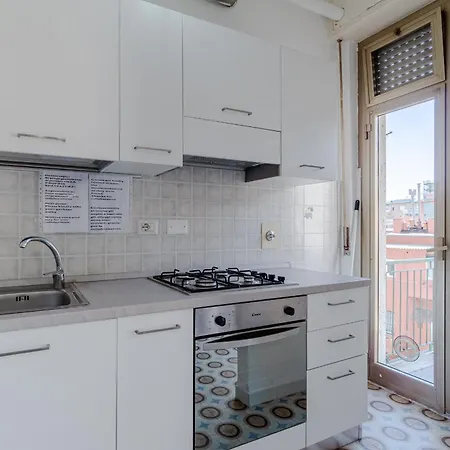 Guesthost - Cozy Flat In The Heart Of דירה
