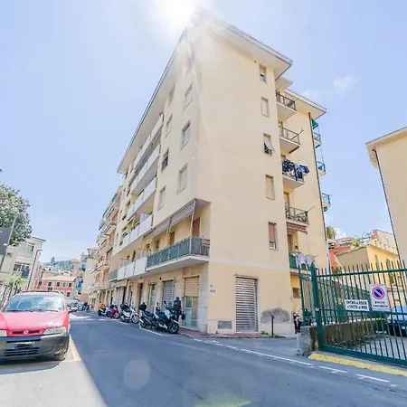 Guesthost - Cozy Flat In The Heart Of