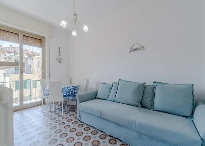 Guesthost - Cozy Flat In The Heart Of *